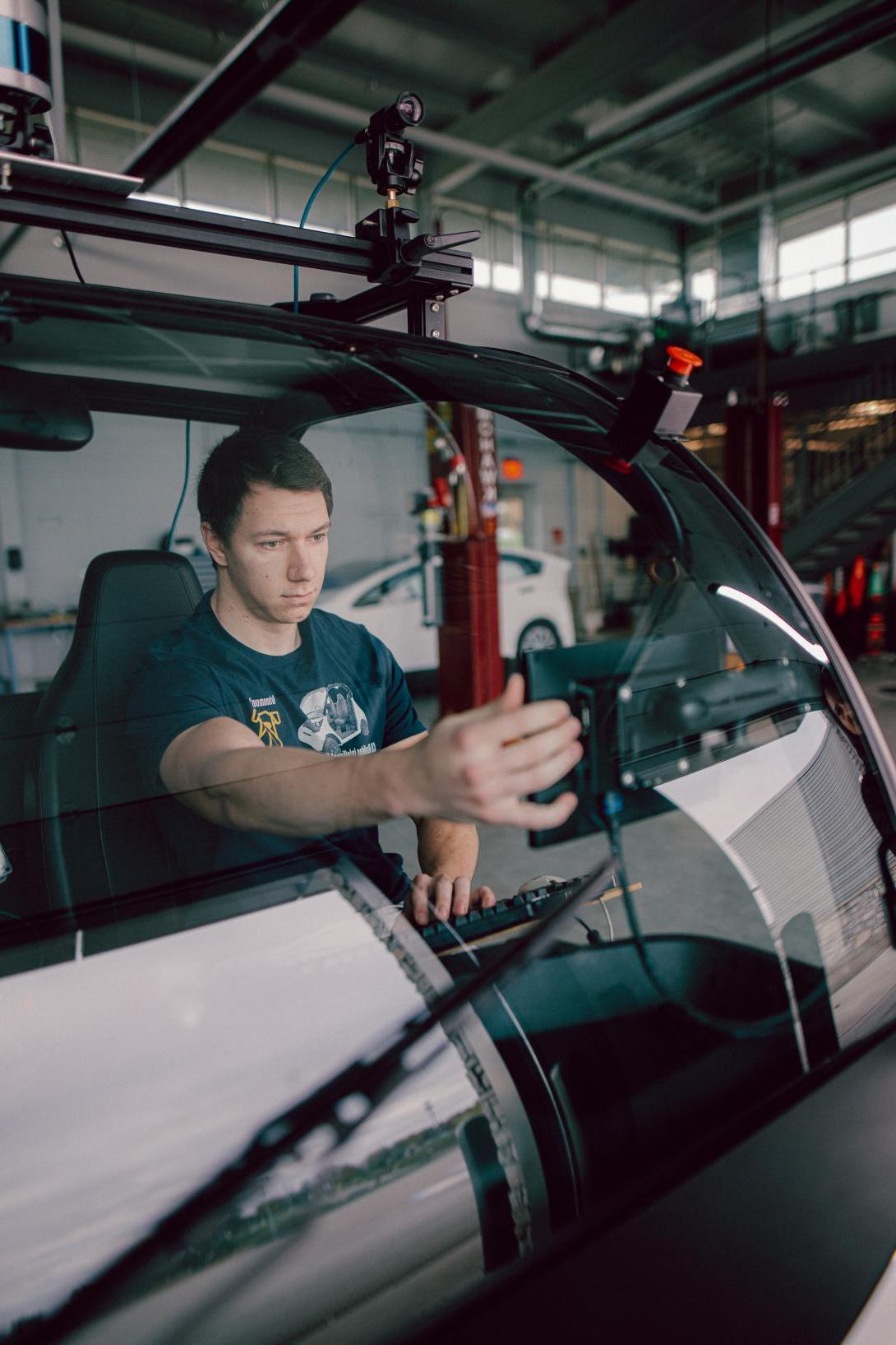 student testing AI in IGVC vehicle